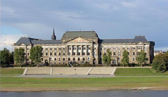 Blick auf das Gebäude des Staatsministeriums für Kultus