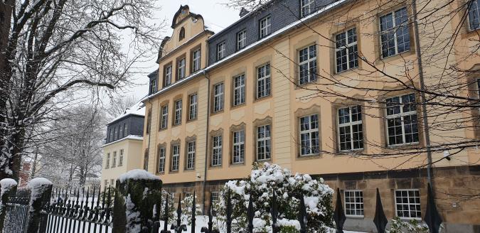Blick auf das verschneite Schulgebäude.