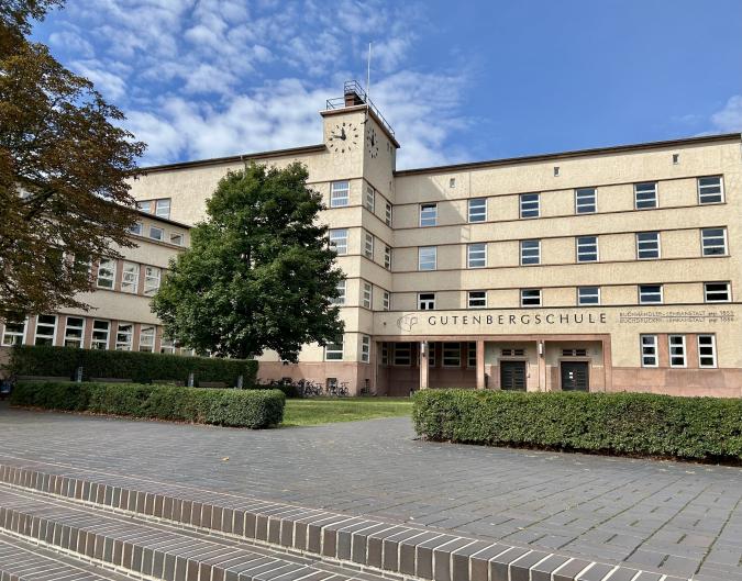 Blick auf das BSZ Haupteingang mit Treppe, Hecke und herbstlichen Bäumen